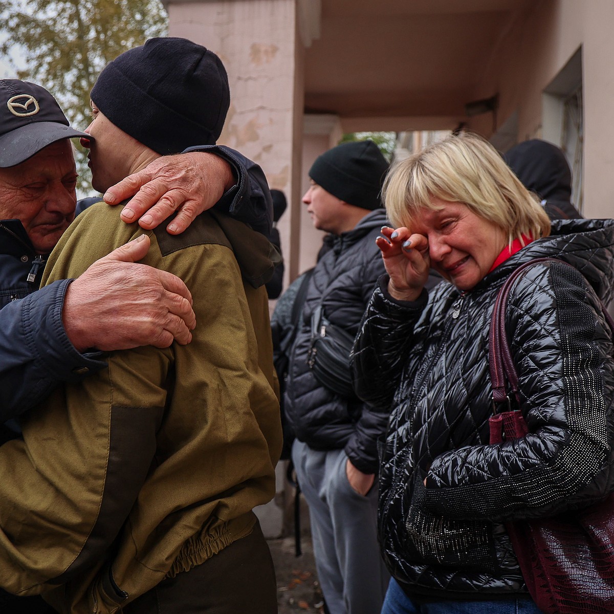 Ради будущего готовы на все»: смотрим, как провожают челябинцев, попавших  под частичную мобилизацию - KP.RU