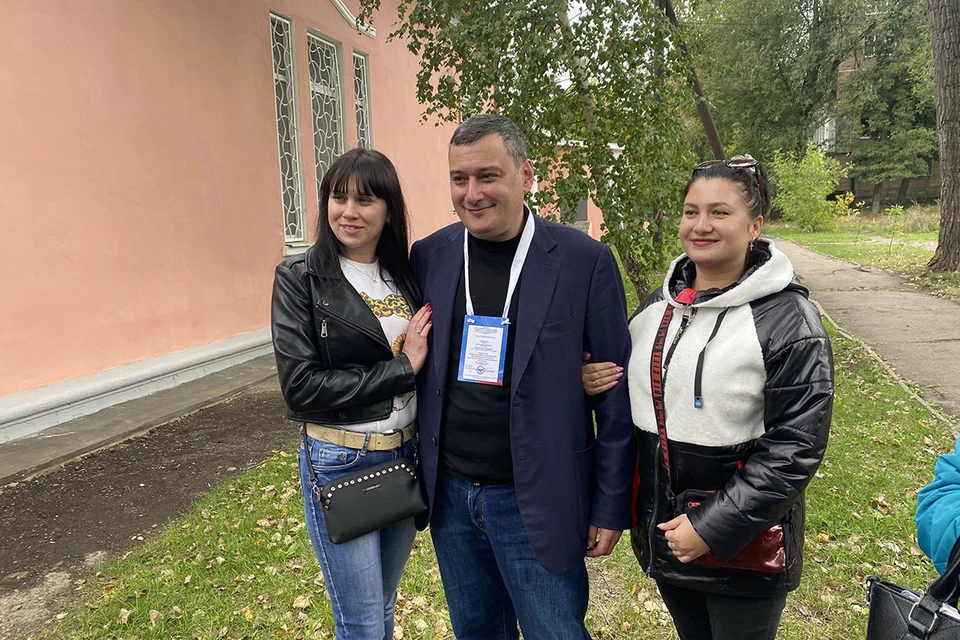 It was simply impossible to speak in front of the polling station - patriotic music shook the gray outlying five-story buildings, and a line of ladies constantly lined up to Alexander Evseevich: to take a picture with him as a keepsake.