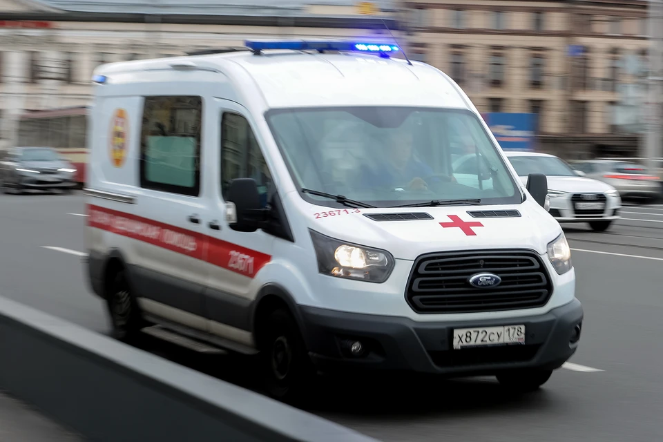 Девятиклассник, ранивший ножом подружку, попал в реанимацию после падения из окна
