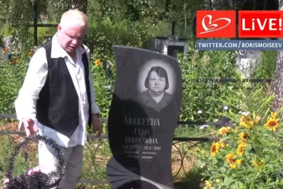 Борис Моисеев незадолго до того, как с ним случился тяжелейший инсульт, успел посетить могилу матери. Фото: кадр видео.
