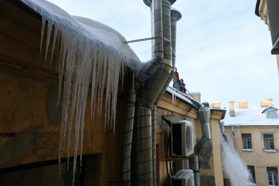 Пенсионерке выплатят 100 тыс. рублей за упавший на голову лед в Петербурге