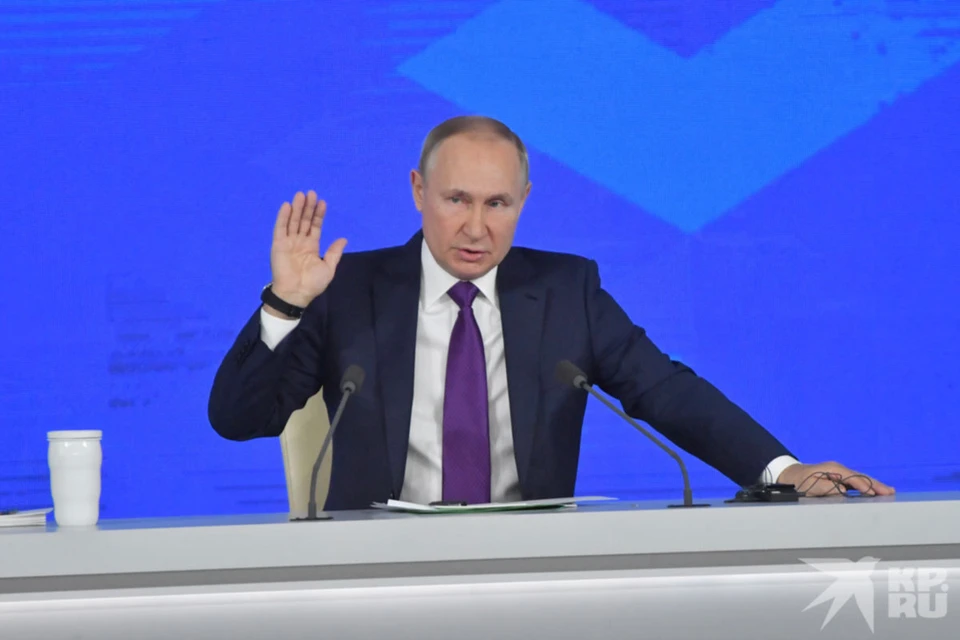 Гигантский баннер с благодарностью Владимиру Путину появился возле парламента Сербии