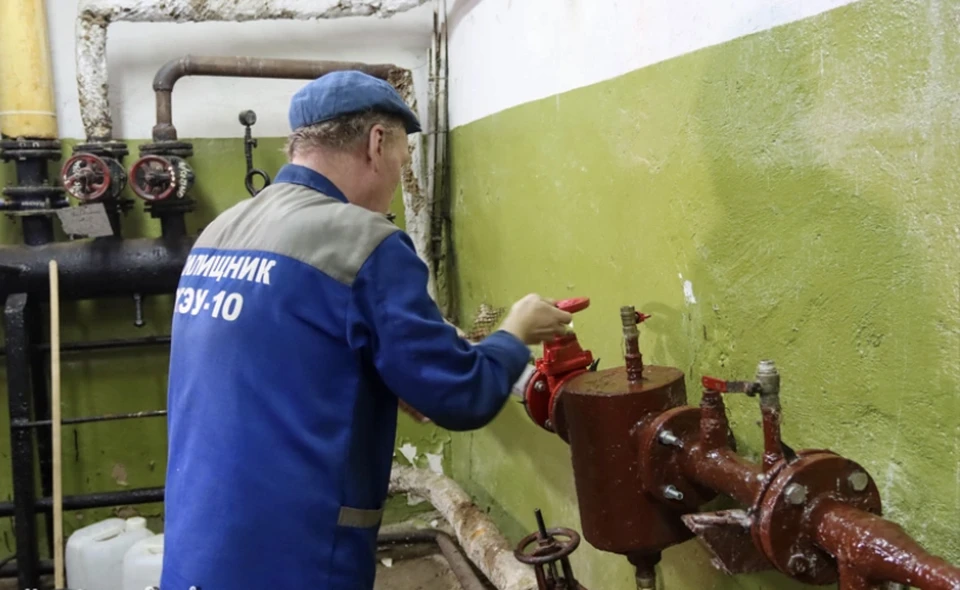 Управляющие компании Смоленска ведут массовое развоздушивание отопления жилых домов. Фото: страница главы города Андрея Борисова в соцсетях.