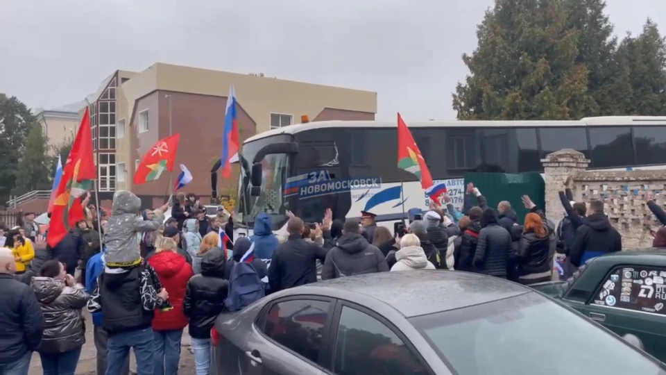 В Новомосковске Тульской области проводили аплодисментами мобилизованных
