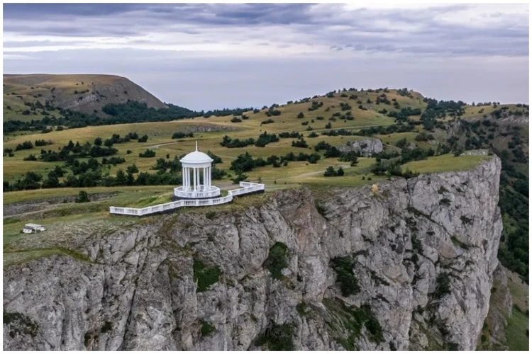 Какую ротонду построили в Крыму для Никиты Хрущева: парящая в воздухе Беседка  ветров
