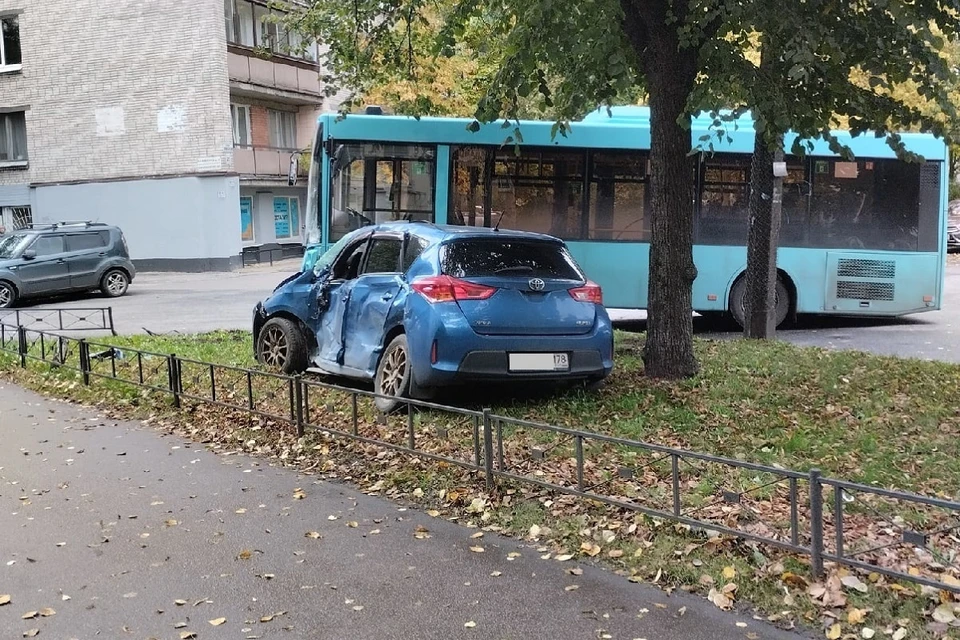 Иномарка вылетела на газон после ДТП с автобусом. Фото: vk.com/spb_today