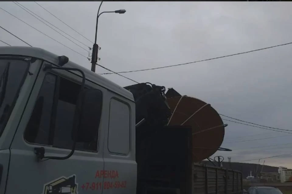 Машина задела кабель грузом. Фото: vk.com/murmansk_dtp