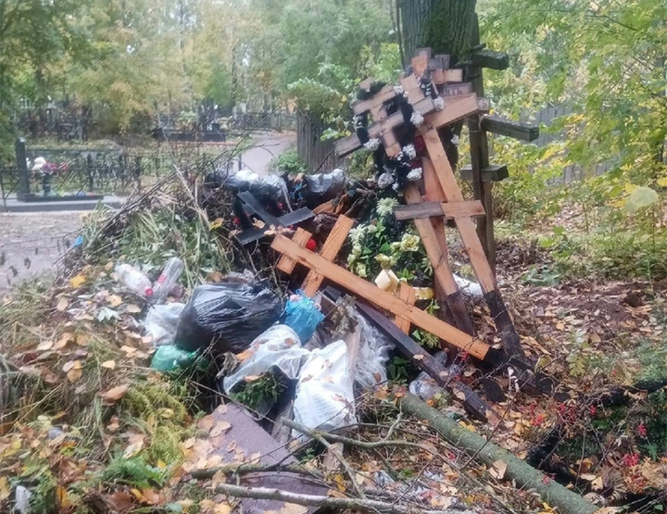 Свалку могильных крестов обнаружили в Арзамасском районе. ФОТО: Регион-52.