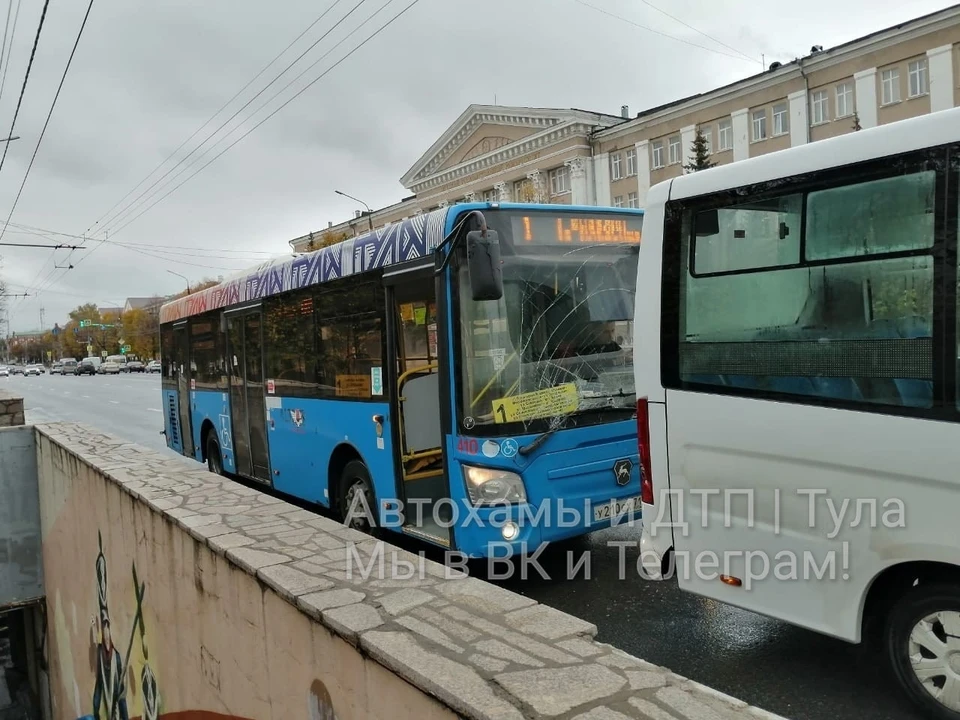В Туле автобус №1 въехал в маршрутку на остановке "Университет"