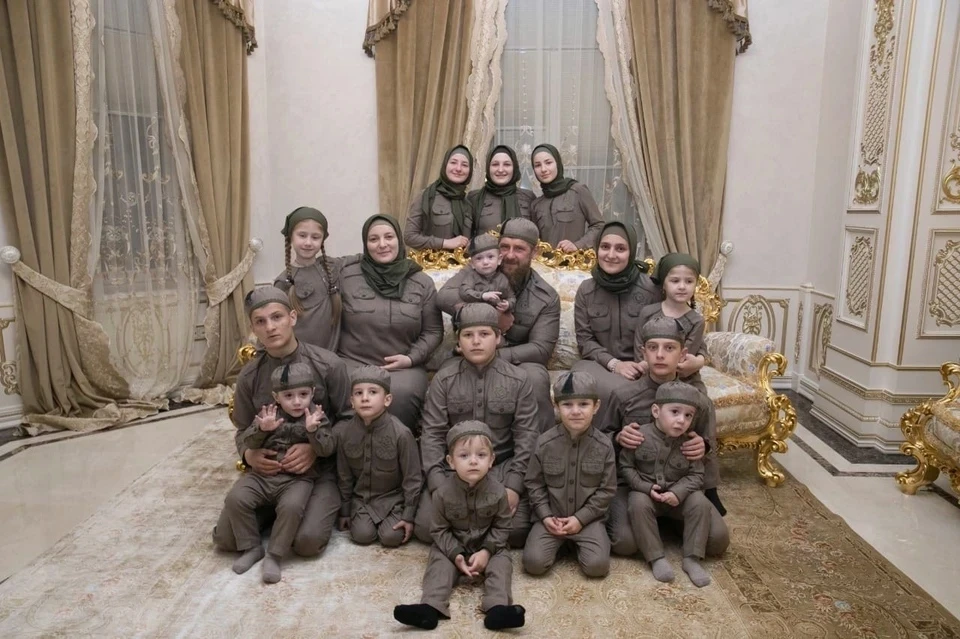 Рамзан Кадыров со своими детьми. Старшие сыновья сидят внизу.