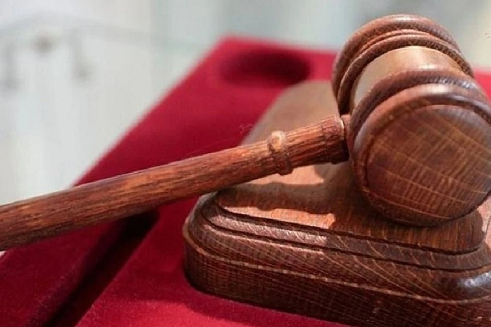 Мужчину обвиняют по уголовной статье по статье «оказание услуг и выполнение работ, не отвечающих требованиям безопасности жизни и здоровья потребителей, повлекшее по неосторожности смерть двух лиц».