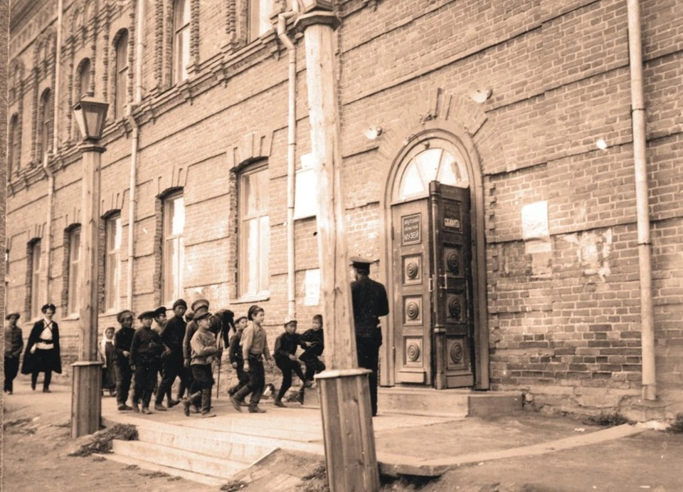 5 октября 2022 года исполняется 111 лет со дня открытия двухэтажного каменного здания Якутской городской публичной библиотеки и Якутского областного музея (ныне Историческое здание Национальной библиотеки республики). Фото из архива С.Г. Слепцова / Нацбиблиотека РС(Я)