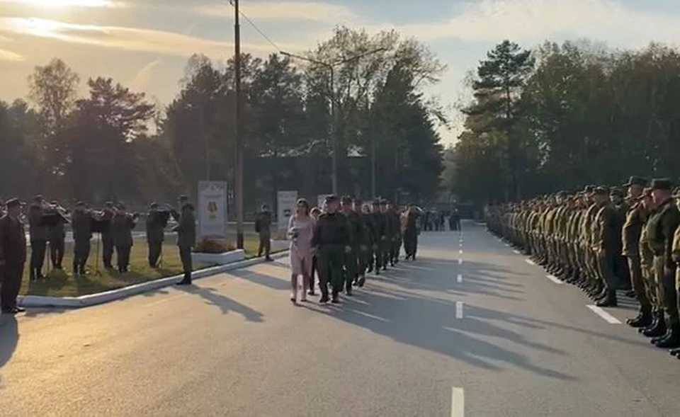 В Тюмени 10 мобилизованных мужчин поженились прямо на полигоне.