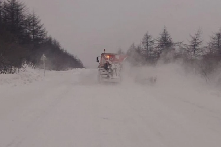 Нулевая видимость: снегопад парализовал движение на дорогах в Магаданской области