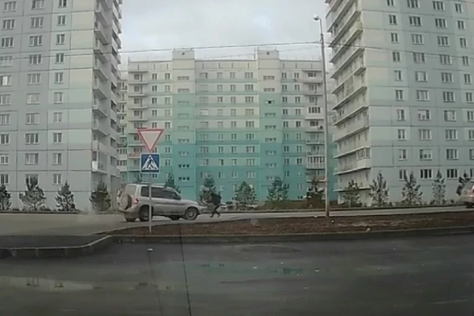 В Новосибирске внедорожник сбил мужчину на пешеходном переходе. Фото: стоп-кадр.