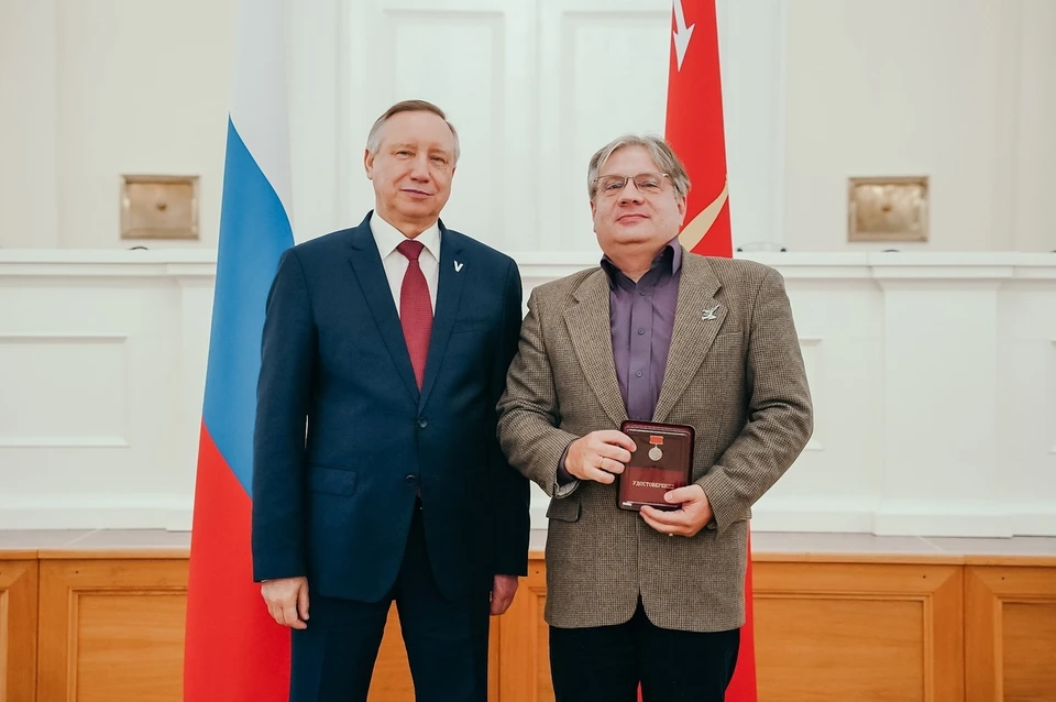 Виктор Ульянов с врученной губернатором Бегловым наградой. Фото: пресс-служба Смольного