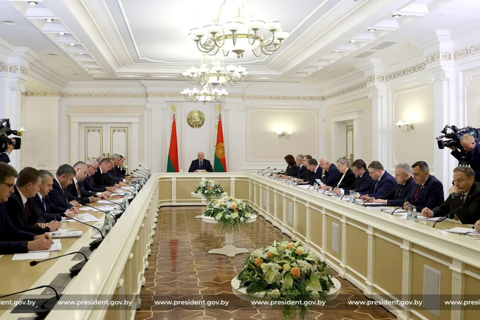 Лукашенко заметил, что «торгаши» все заработанное вывезли за границу и дворцы у них за границей. Фото: пресс-служба президента