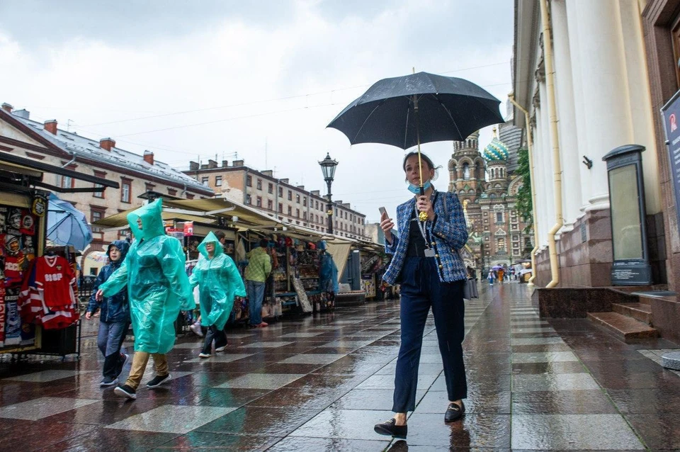 Погода в санкт петербурге в начале. Туристы в СПБ. Санкт-Петербург дождь. Климат Санкт Петербурга. Погода в Петербурге.