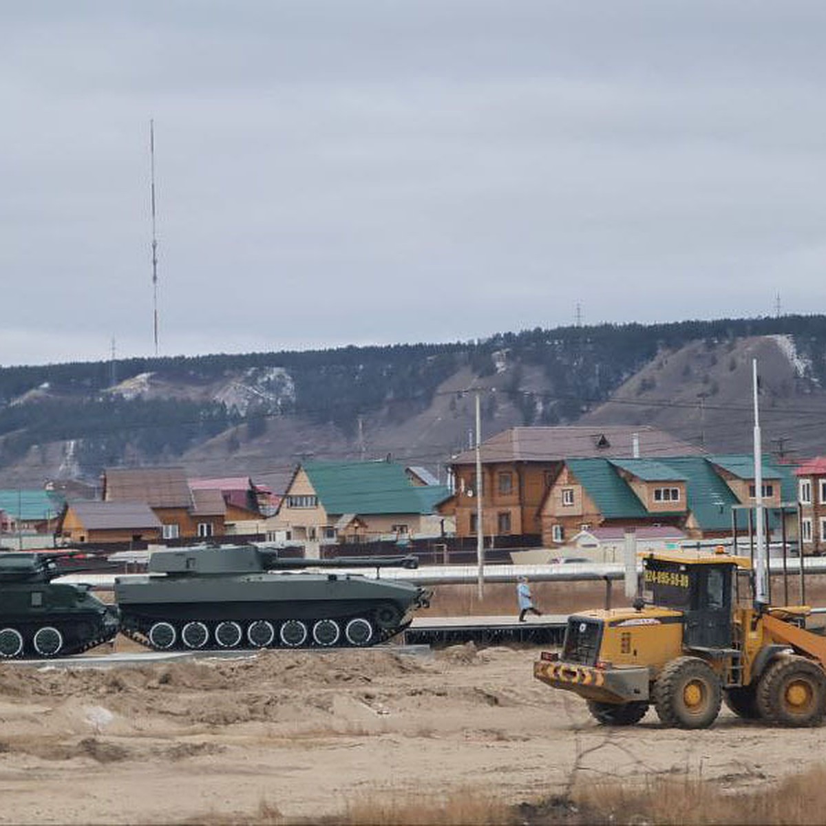 В парке Победы в Якутске устанавливают военную технику - KP.RU