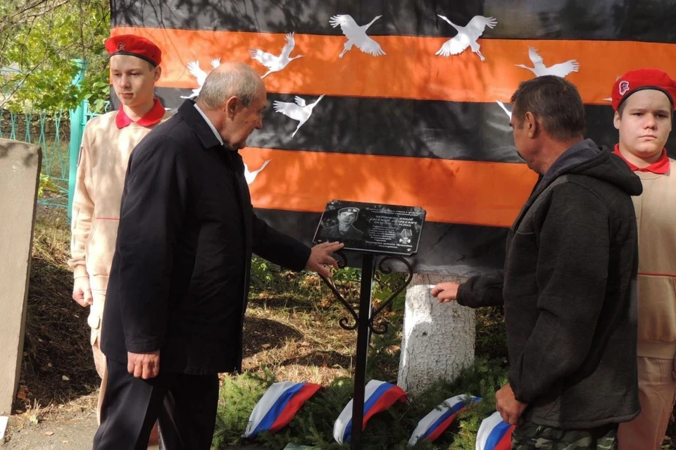 Право открыть табличку предоставили отцу героя и главе округа. Фото: regionkuv.orb.ru