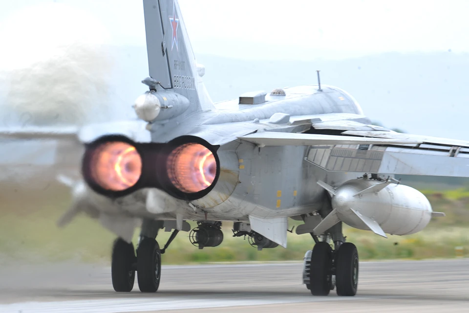 Причиной крушения военного самолета СУ-24 могла стать техническая неисправность. Иллюстративное фото.
