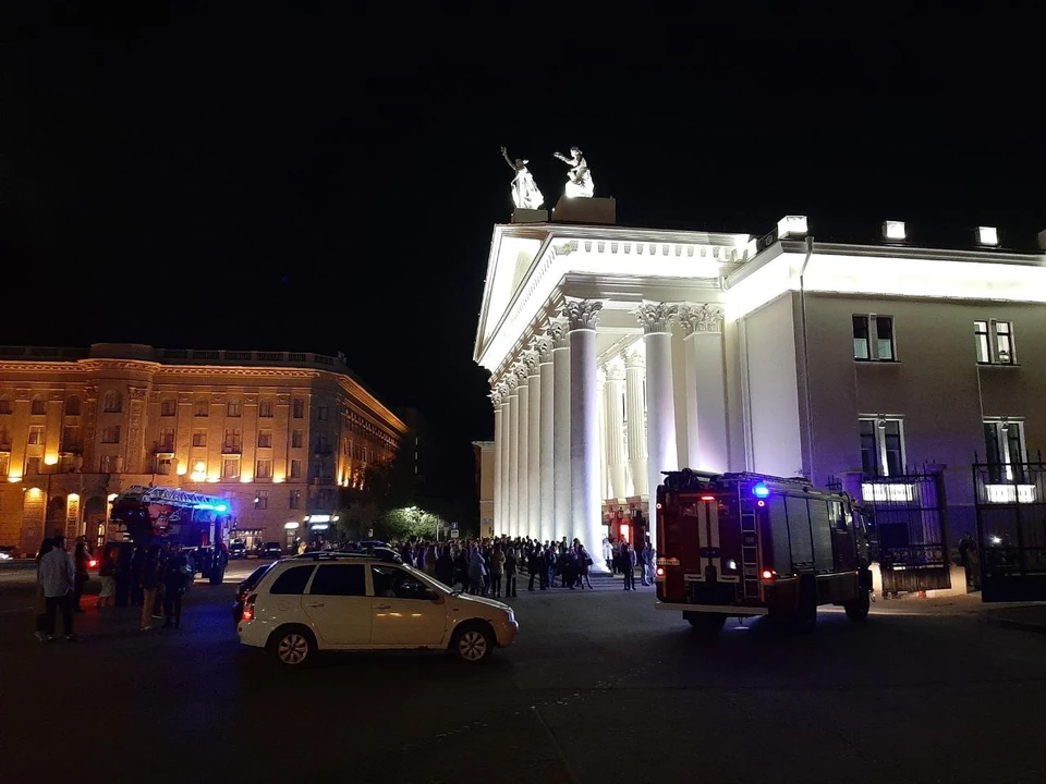 Зрители покинули здание театра во время спектакля.
