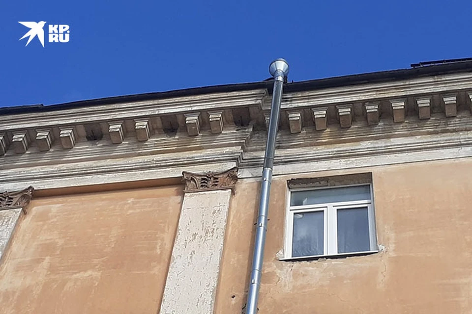 С фасада демонтировали опасные элементы