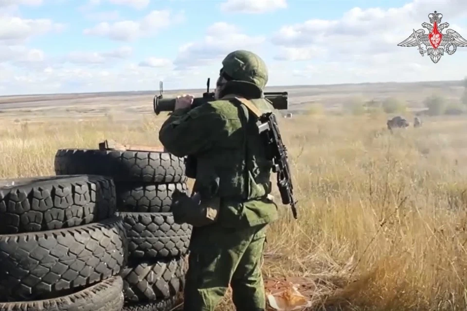 Мобилизованные учатся стрелять из гранатометов и пулеметов. Фото: минобороны РФ