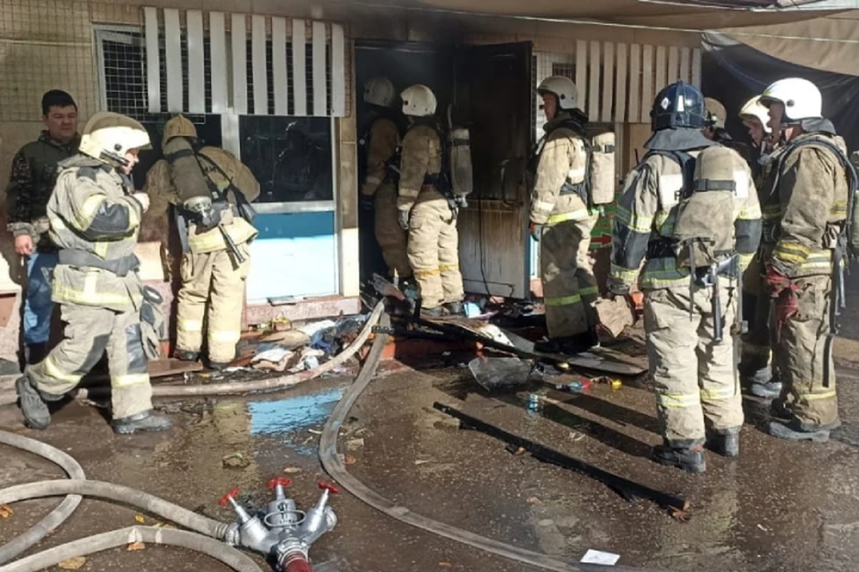Огонь вспыхнул в торговом павильоне. Фото: ГУ МЧС по Кировской области