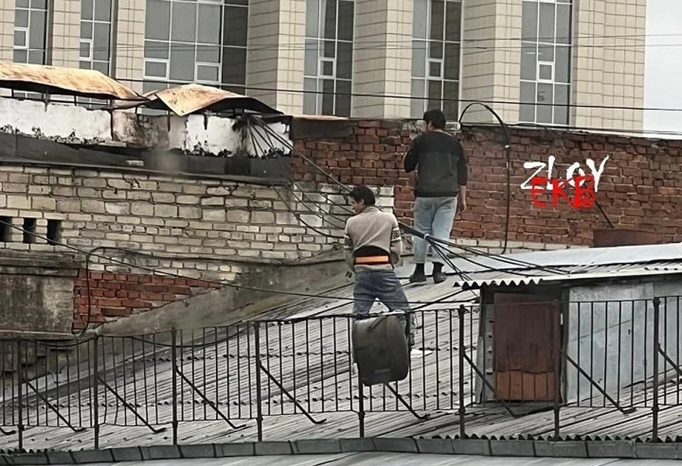 Один из мужчин помочился на крыше жилого дома. Фото: паблик Zloy_ekb