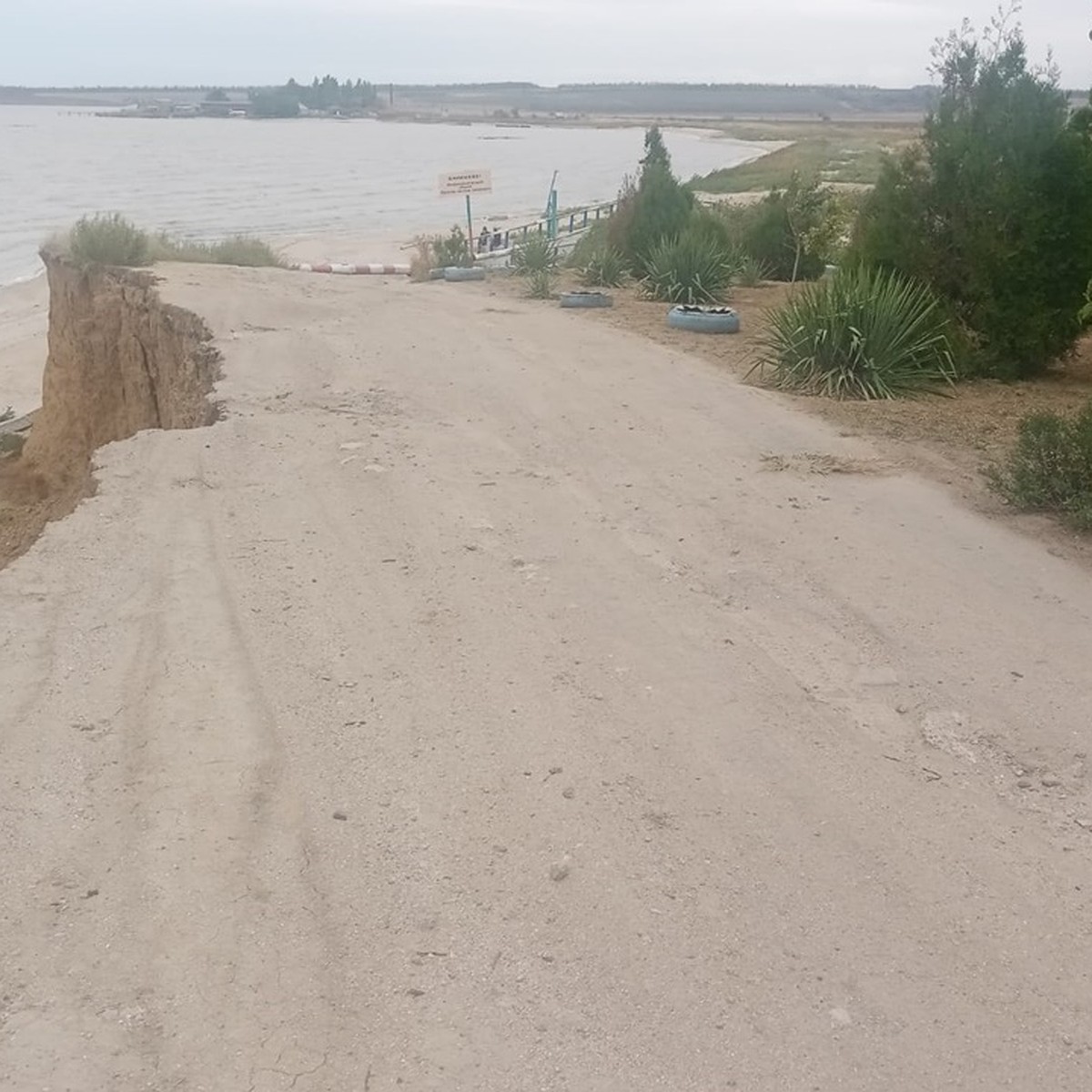 Жители поселка в Ростовской области пожаловались, что Азовское море стало  быстрее поглощать береговую зону - KP.RU