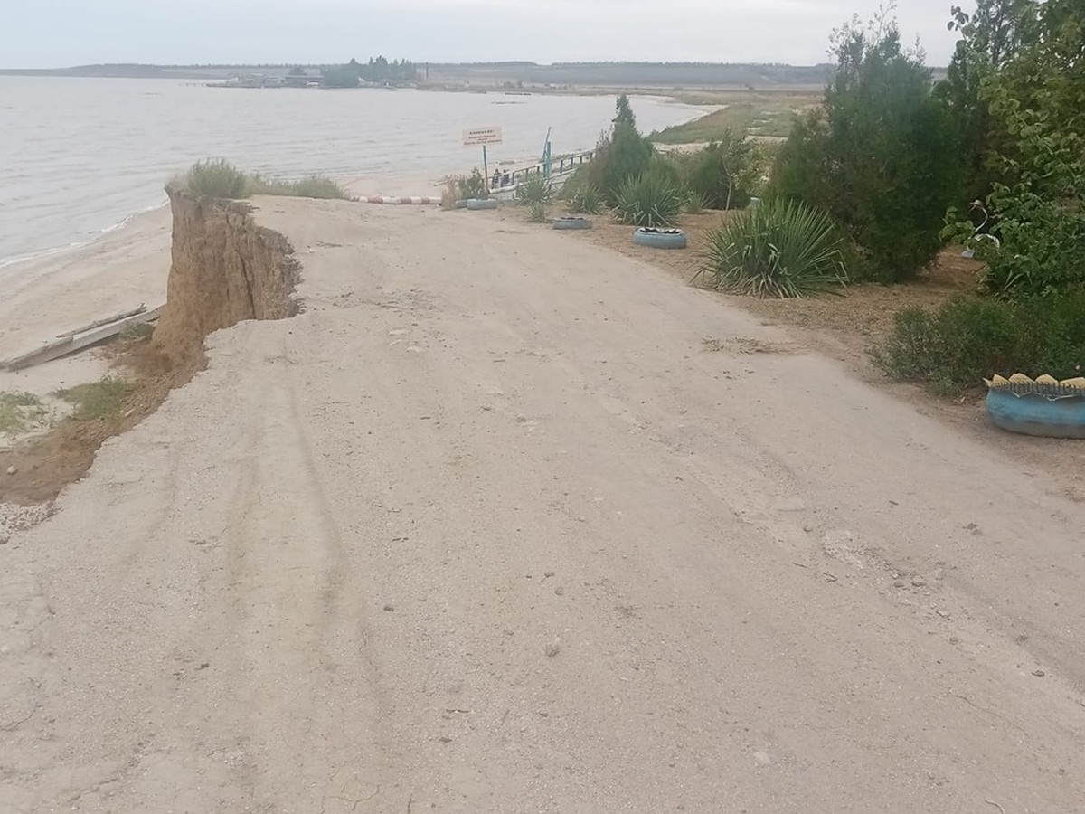 Жители поселка в Ростовской области пожаловались, что Азовское море стало  быстрее поглощать береговую зону - KP.RU