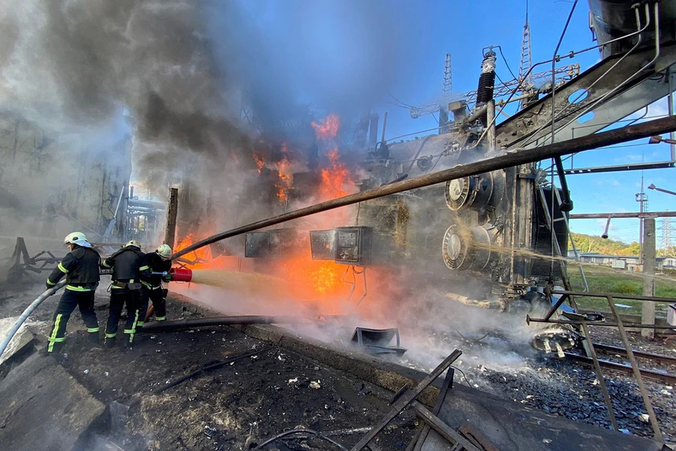 Пожарные тушат огонь на месте ракетного удара по объектам энергетической инфраструктуры в Киеве.