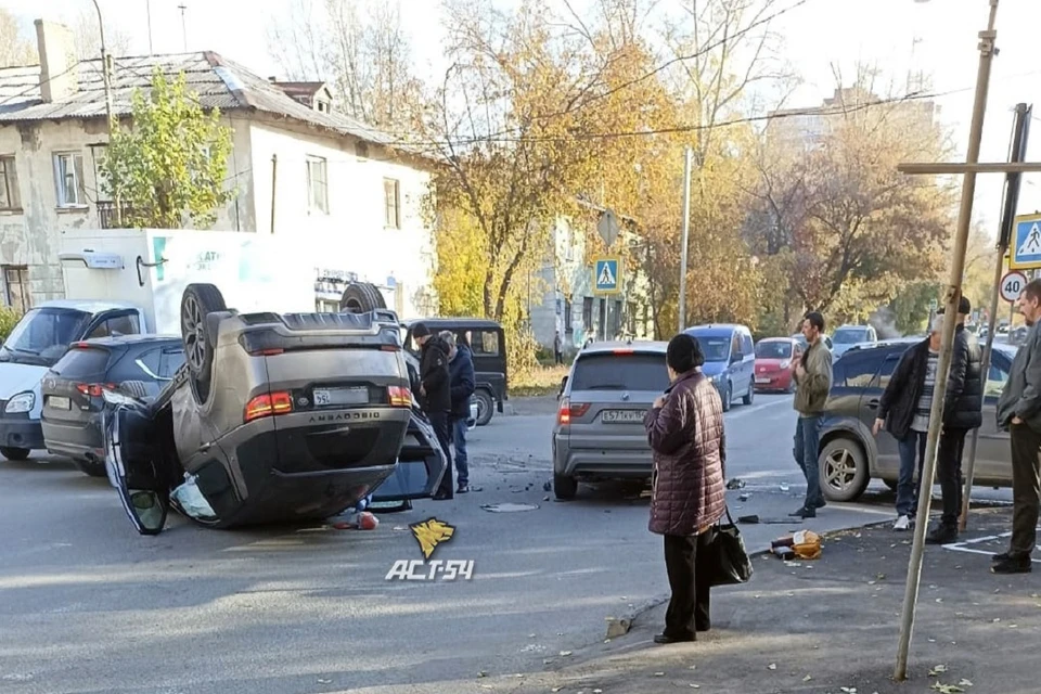 В Новосибирске внедорожник перевернулся на крышу после жёсткого столкновения с универсалом. Фото: "АСТ-54".
