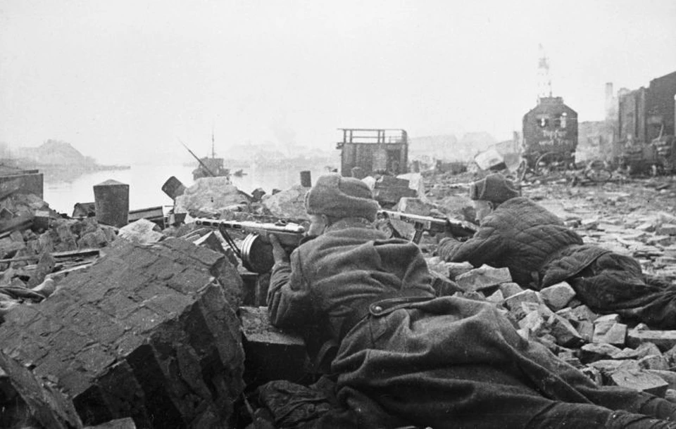 Советские автоматчики в бою на набережной в Кенигсберге.