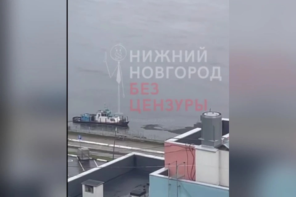 Судно задымилось, произошел разлив нефтепродуктов.