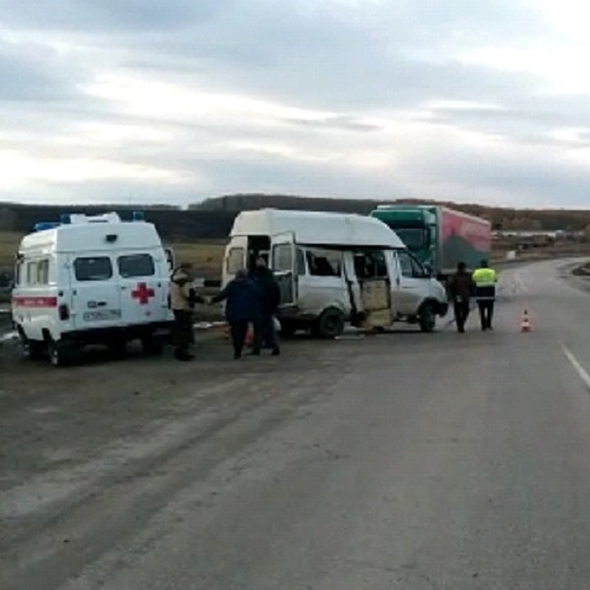 Под Красноуфимском в ДТП с микроавтобусом и фурой пострадали четыре  человека - KP.RU