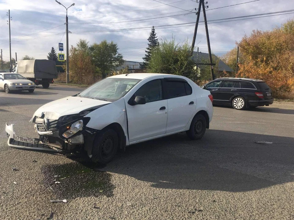 LADA XRAY столкнулась с Renault Logan. Фото: ГИБДД Челябинска