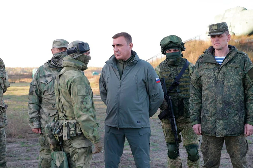 Губернатор Тульской области Алексей Дюмин (в центре) пообещал военнослужащим, что их семьи будут окружены заботой и получат всю необходимую поддержку. Фото: пресс-служба правительства региона.