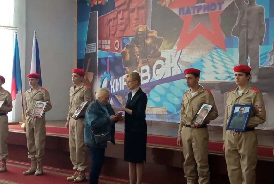 Награды погибших военнослужащих вручили их родственникам. Фото: пресс-служба администрации города