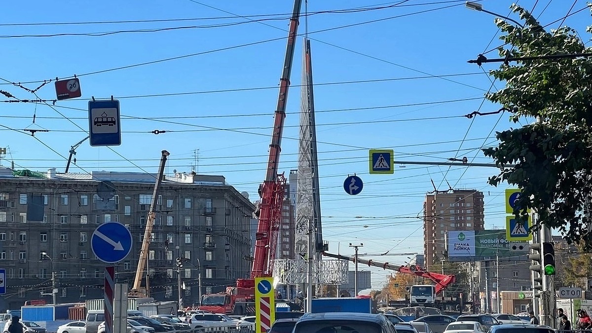 В Новосибирске смонтировали стелу «Город трудовой доблести» на площади  Калинина - KP.RU