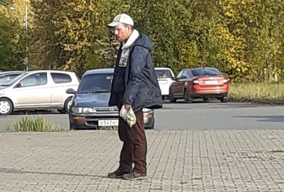 Мужчина пугает горожан. Фото: паблик ♡ Беременность♡ Родители ♡ Дети. Нижний Тагил
