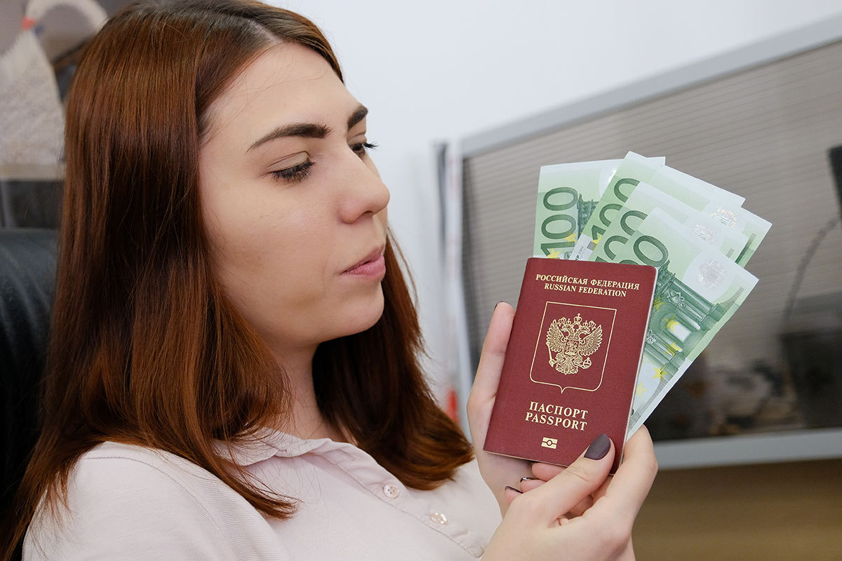 Снять валюту можно лишь со счетов, открытых до 9 марта 2022 года.