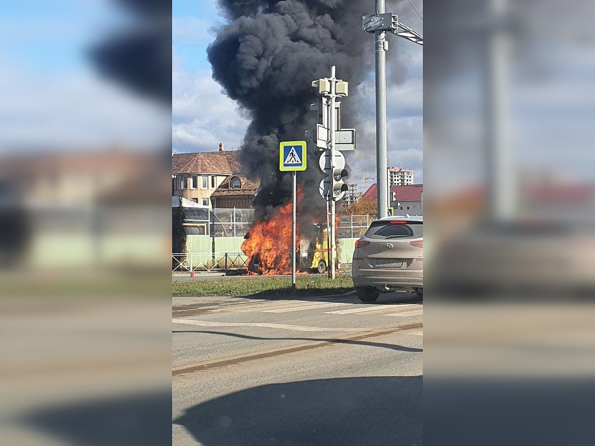 В микрорайоне Ива в Перми загорелась машина скорой помощи - KP.RU