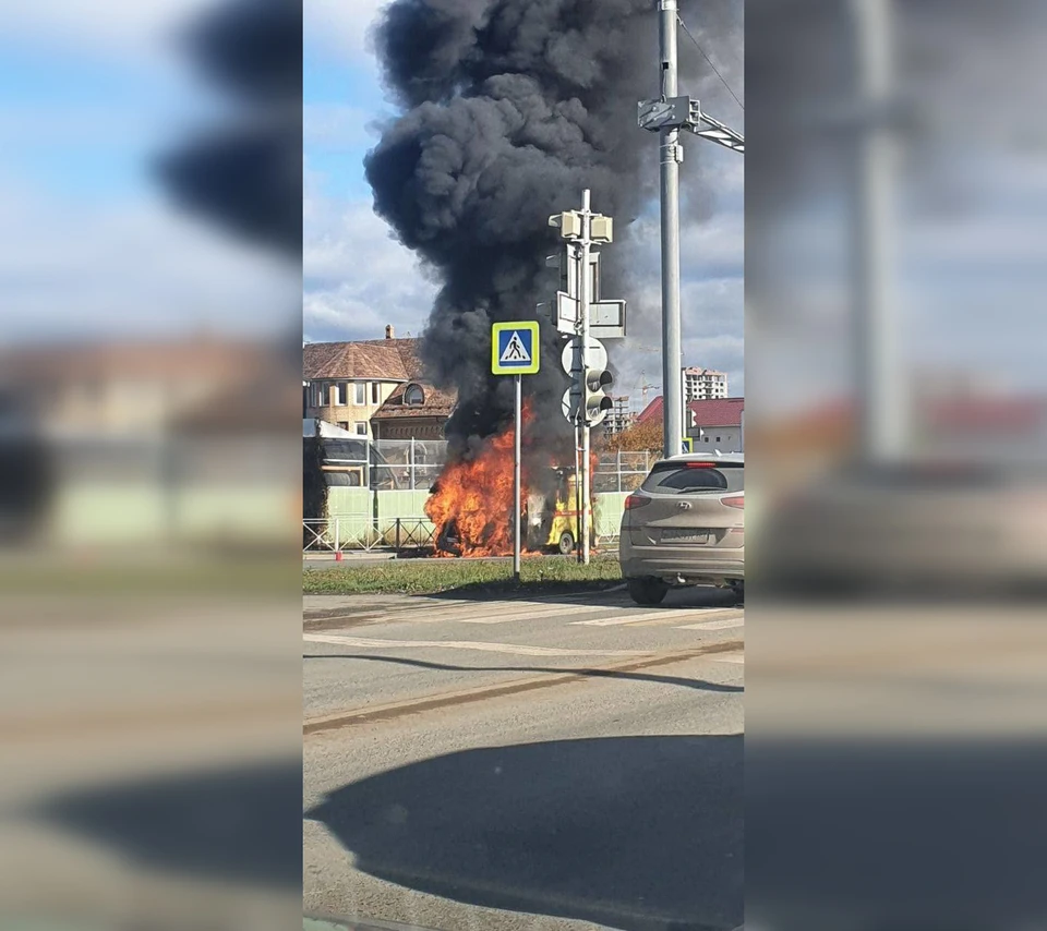 В микрорайоне Ива в Перми загорелась машина скорой помощи - KP.RU