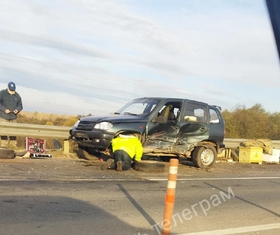 Под Тулой на трассе М-2 столкнулись Chevrolet с прицепом и Peugeot