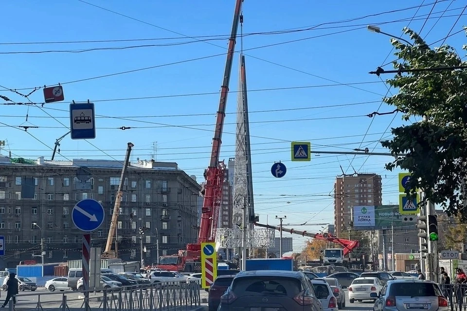 В Новосибирске торжественно откроют стелу с колонной из ветеранов и работников заводов.