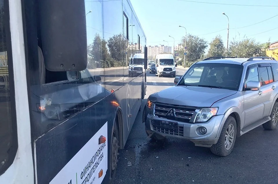 Иномарка протаранила автобус.