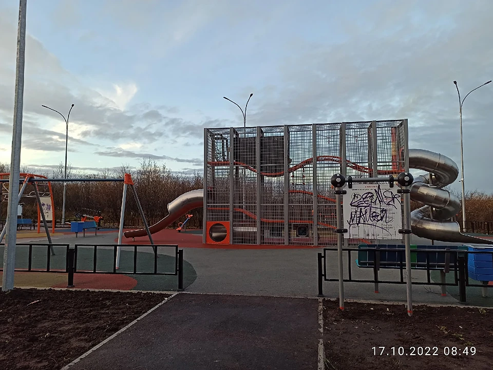 В Мурманске подростки испортили новую детскую площадку, которую открыли у дома №173 на проспекте Кольский, которую открыли около двух неделю назад. Фото: Olya Evstropova