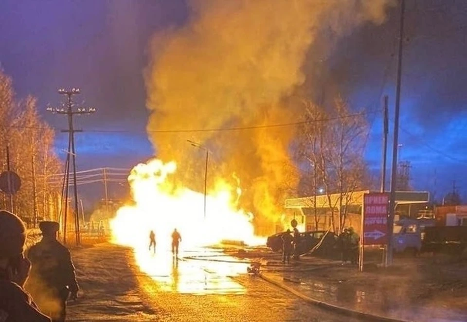 В поселке в Югре горит заправка, очевидцы слышали взрыв. Фото - "Осторожно | Югра".